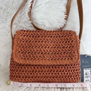 Universal thread crossbody purse
